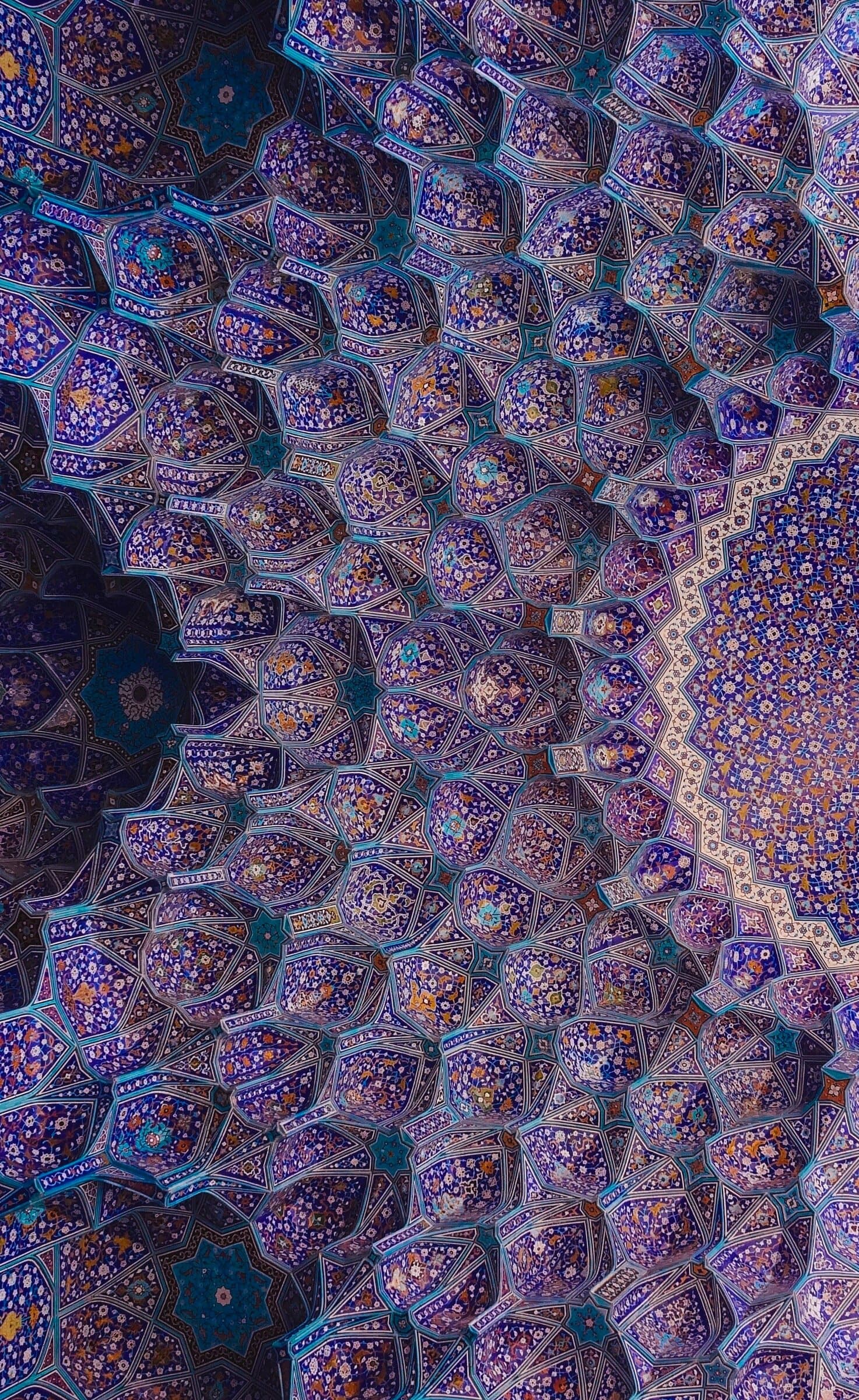 مقرنس‌کاری ظریف آبی و طلایی در معماری ایرانی