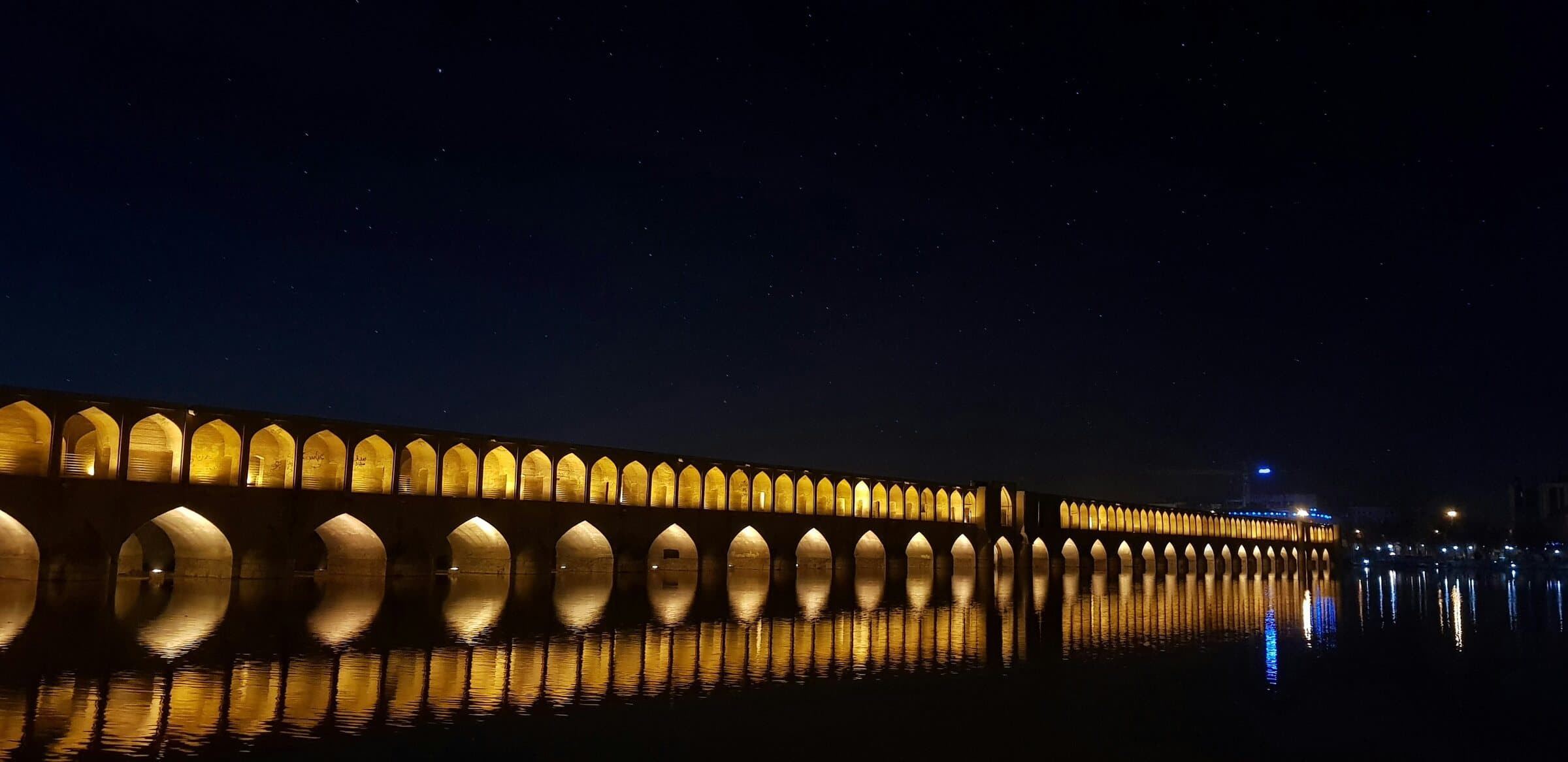 سی‌وسه‌پل روشن در شب